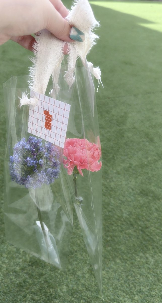 ren_koizumi's tweet image. マフィンと一緒に
お花も買えるお店が可愛すぎた🧁🌼  
ついお花までお迎えしちゃった…🤍

🍎厚切りりんごと塩キャラメル
→程よい塩味とりんごの甘味が美味しい！

小麦控えたい人にも嬉しい米粉マフィン🧁
体にやさしい素材なのもポイント！

PR @muf_togoshi
#カフェ