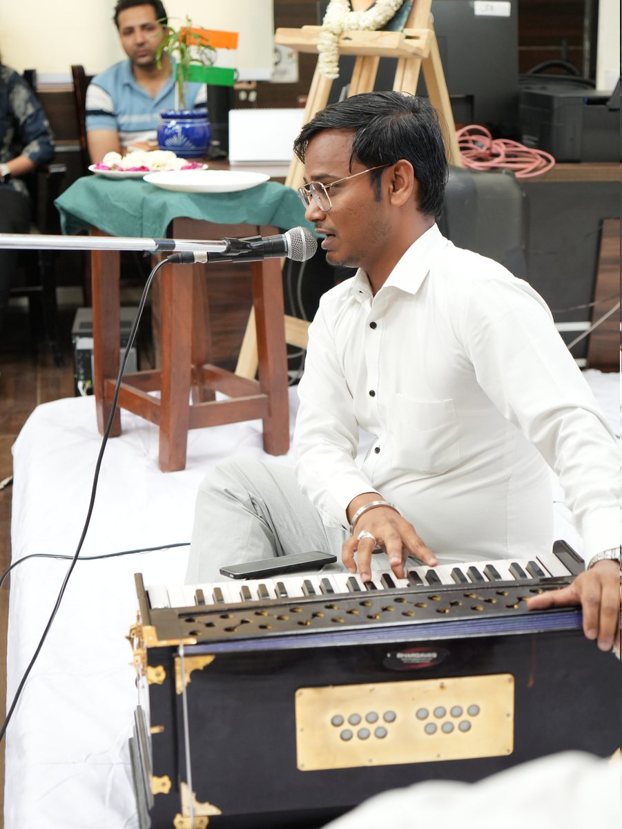 2/3
स्वर और संवेदनाओं से सजी इस अविस्मरणीय प्रस्तुति में शिक्षकों एवं विद्यार्थियों की सक्रिय सहभागिता ने आयोजन को जीवंत और यादगार बना दिया। हर प्रस्तुति में संगीत के प्रति समर्पण स्पष्ट झलकता रहा।
#Tribute #indianmusic
