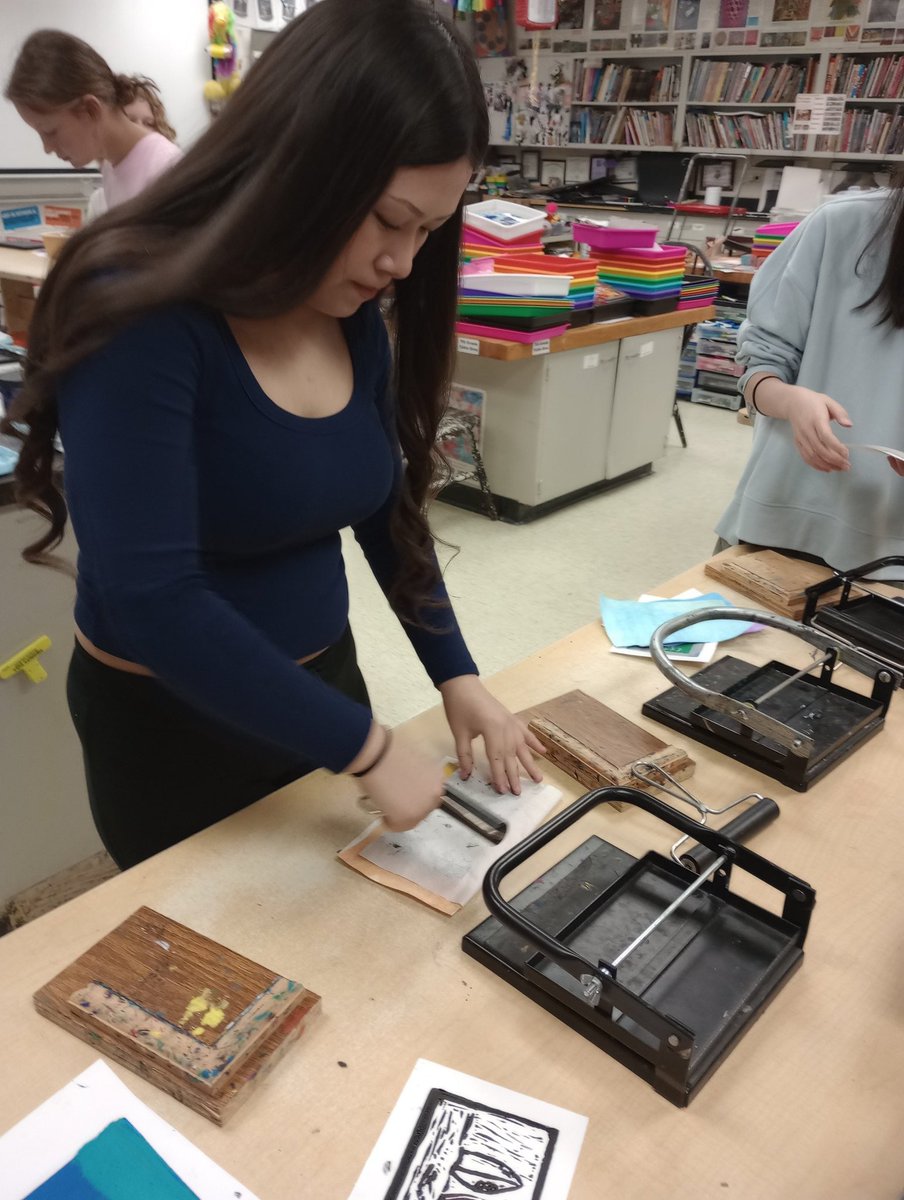VisualDeyana's tweet photo. Students in 8th grade Art Studio are printing their Reduction Linocuts for their Relief Printmaking project! @D13Warriors #ilbsd13 https://t.co/4JmdspcWXx