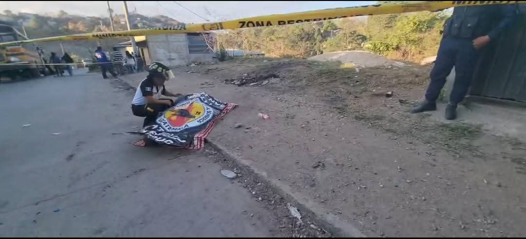 JOVEN ASESINADO EN SAN PEDRO AYAMPUC

Como Hector René Ascuc Oscal de 21 años es la persona fallecido, durante un hecho armado en el extremo de autobuses de altos de Santa María San Pedro ayampuc.

Bomberos voluntarios en la escena notifican a las autoridades .