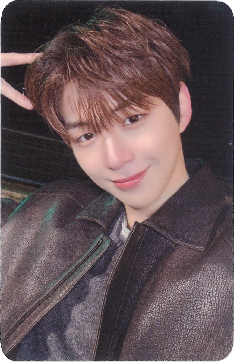 nglineart's tweet photo. same person btw 😜 #KANGDANIEL https://t.co/fF63Wwxd5z