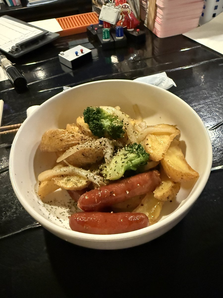 ジャーマンツーいやいや
ジャーマンポテトおいしいそぅ〜🤤