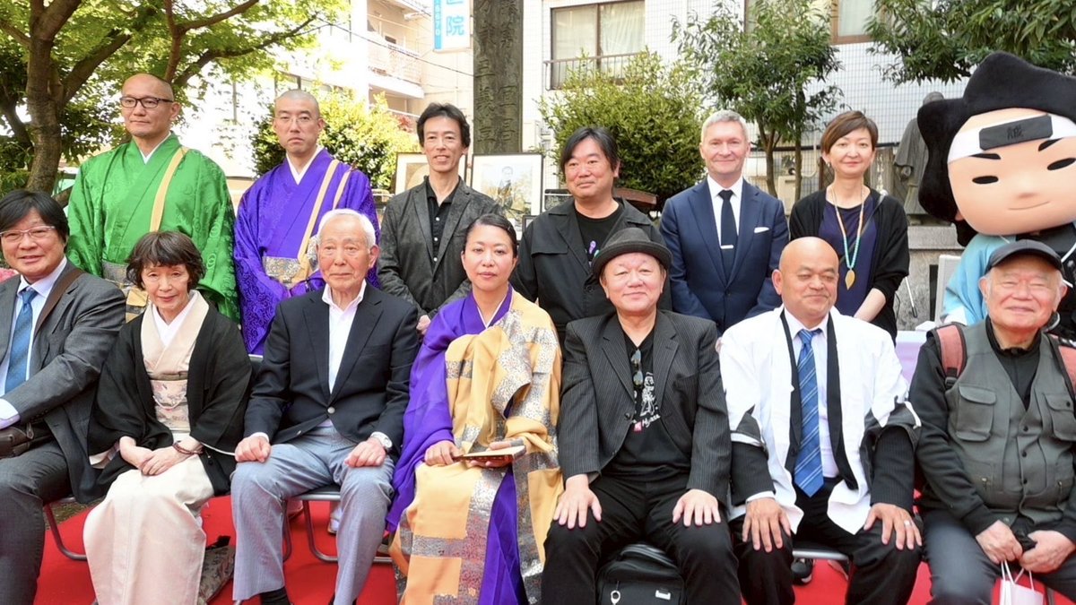 yuubukan's tweet photo. 4月19日（日）
板橋寿徳寺にて近藤勇・新選組諸隊士供養祭が行われました。
ご住職の読経の中、大勢の新選組ファンからお焼香を賜りまし���。
今回は、札幌から永倉新八ご子孫の
杉村和紀ご夫妻も参列され
和やかな供養祭となりました。
https://t.co/qO7UF0oxlX
#近藤勇
#新選組 https://t.co/yiRA6cXXED