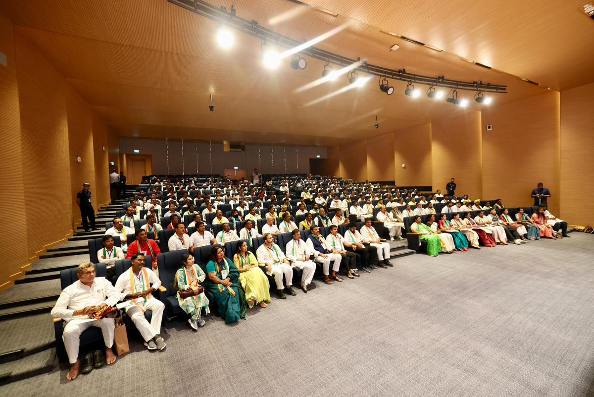 आज कांग्रेस मुख्यालय इंदिरा भवन में <a href="/INCAdivasi/">Adivasi Congress</a> विभाग की महत्वपूर्ण बैठक हुई।

इस बैठक में नेता विपक्ष श्री <a href="/RahulGandhi/">Rahul Gandhi</a> ने आदिवासी कांग्रेस विभाग के जिला अध्यक्षों को संबोधित किया।

मोदी सरकार में आदिवासी भाई-बहनों के खिलाफ अन्याय और अत्याचार बढ़ता जा रहा है। उनके 'जल-जंगल-जमीन'