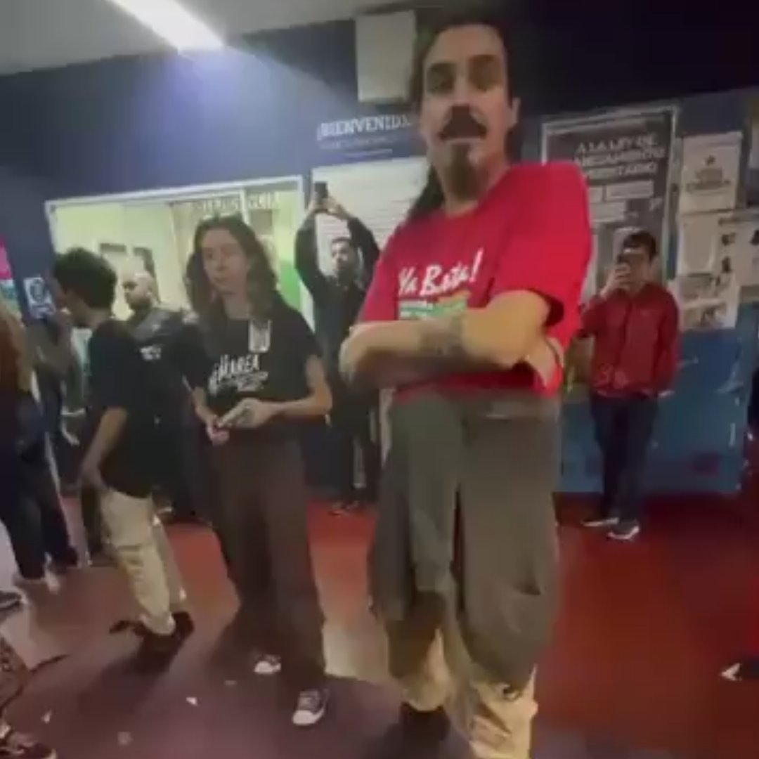 Tus impuestos financian a estos vagos de 38 años que cobran por militar en la facultad y no les interesa terminar la carrera