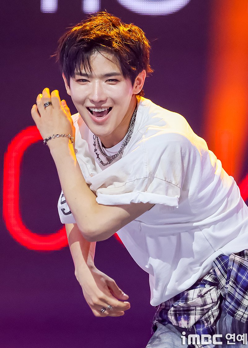 hongji_21's tweet photo. the way yichen smiles on stage just melts my heart https://t.co/jN8YCuCkAQ