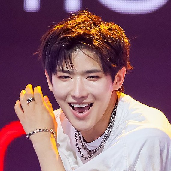 hongji_21's tweet photo. the way yichen smiles on stage just melts my heart https://t.co/jN8YCuCkAQ