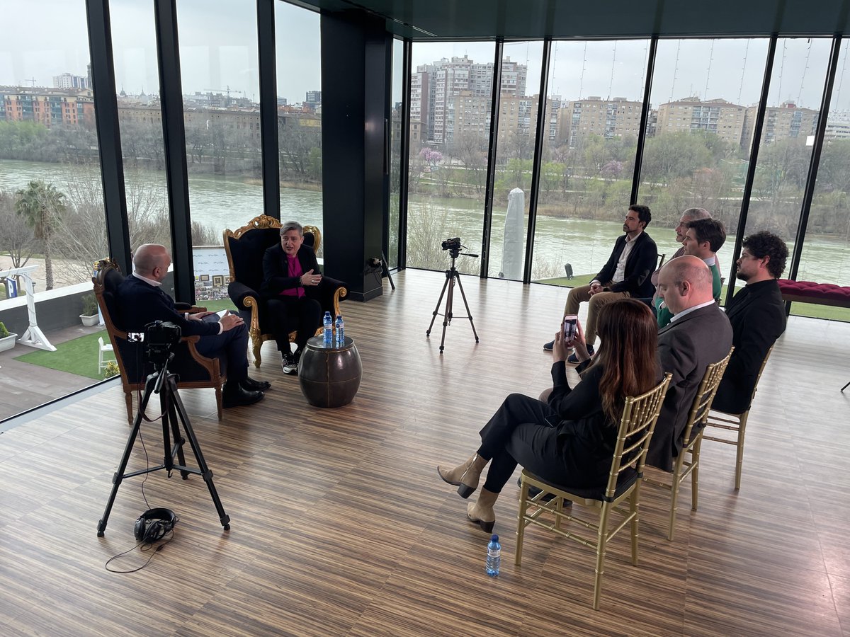 AragonDih's tweet photo. 𝐀𝐋𝐌𝐔𝐄𝐑𝐙𝐎 𝐃𝐄 𝐌𝐄𝐑𝐂𝐀𝐃𝐎𝐒 𝐃𝐈𝐆𝐈𝐓𝐀𝐋𝐄𝐒 entrevistando a Susana Zarazaga de @GeoSLab, expertos en geolocalización, para explicar nuestra colaboración en la obtención de una tecnología de predicción de islas de calor con #IA y #datos satelitales #PADIH #innovación https://t.co/B8Jlv73a9Z
