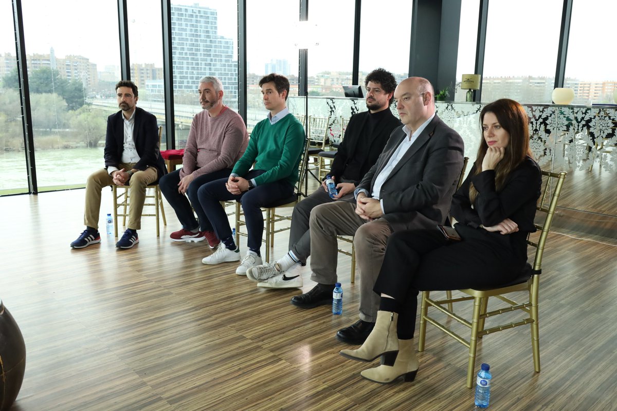 AragonDih's tweet photo. 𝐀𝐋𝐌𝐔𝐄𝐑𝐙𝐎 𝐃𝐄 𝐌𝐄𝐑𝐂𝐀𝐃𝐎𝐒 𝐃𝐈𝐆𝐈𝐓𝐀𝐋𝐄𝐒 entrevistando a Susana Zarazaga de @GeoSLab, expertos en geolocalización, para explicar nuestra colaboración en la obtención de una tecnología de predicción de islas de calor con #IA y #datos satelitales #PADIH #innovación https://t.co/B8Jlv73a9Z