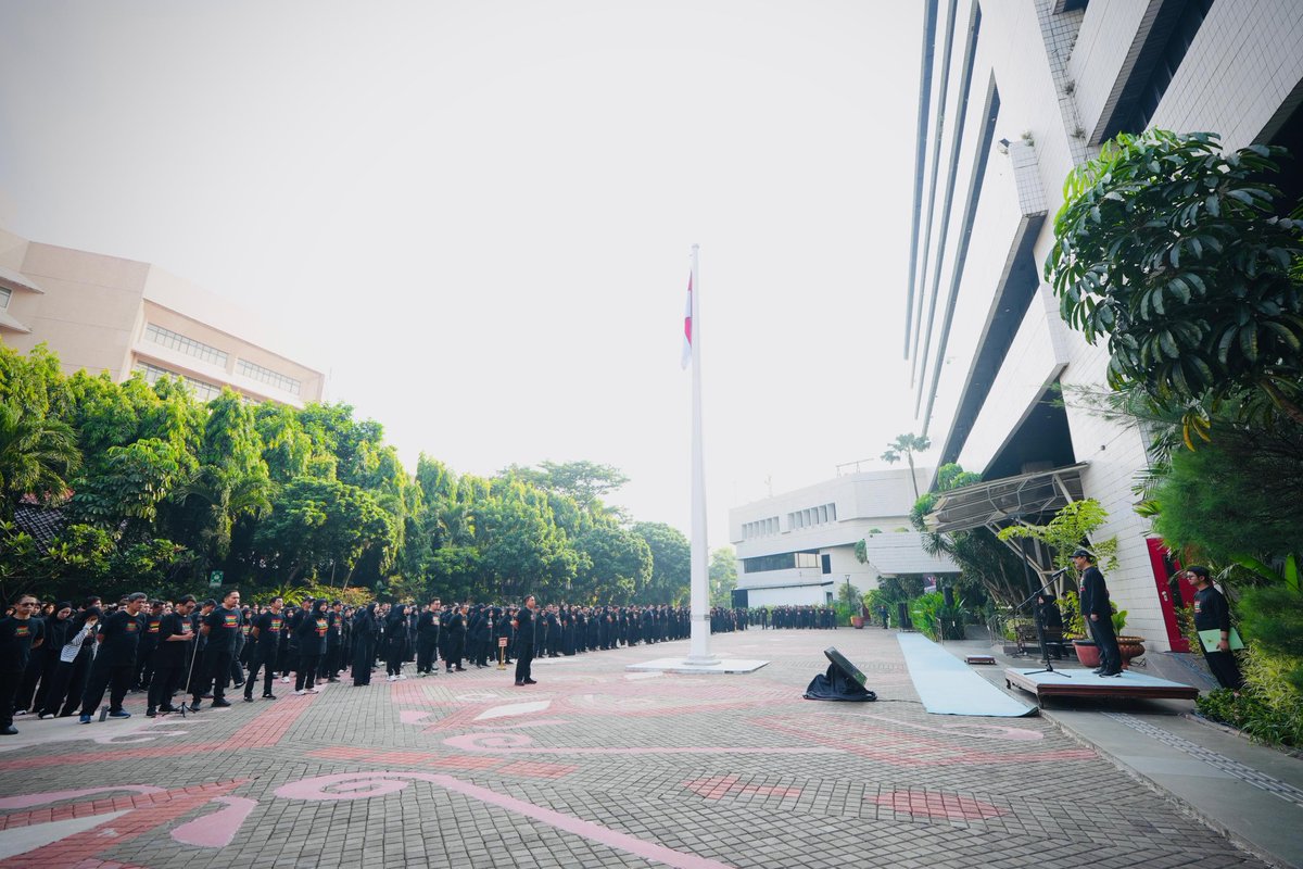 KemensosRI's tweet photo. Gus Ipul tegaskan larangan pertemuan vendor di luar mekanisme resmi dan pentingnya menjaga integritas. Penguatan keamanan kantor, termasuk pengawasan identitas pegawai, turut menjadi perhatian, bersama tanggung jawab pimpinan unit dalam menjaga kedisiplinan dan kinerja pegawai. https://t.co/jdXeHYk2FS