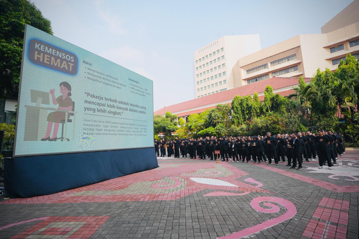 KemensosRI's tweet photo. Gus Ipul tegaskan larangan pertemuan vendor di luar mekanisme resmi dan pentingnya menjaga integritas. Penguatan keamanan kantor, termasuk pengawasan identitas pegawai, turut menjadi perhatian, bersama tanggung jawab pimpinan unit dalam menjaga kedisiplinan dan kinerja pegawai. https://t.co/jdXeHYk2FS