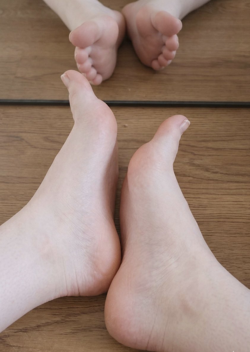 CherryEllyfeet's tweet image. Me encantan mis pies, olorosos a Cherry 🍒 y a queso 🧀 

#feet #pies #patas #soles #femboyfeet