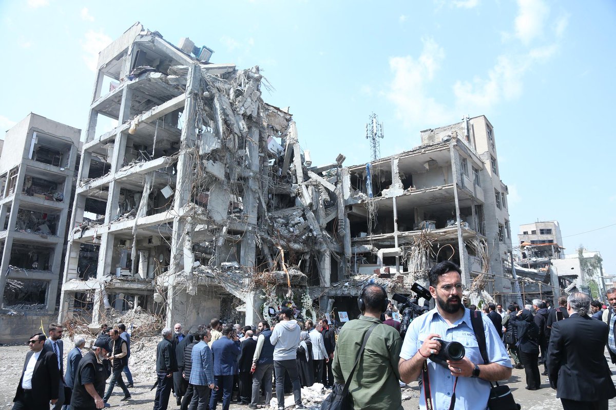 XHNews's tweet image. Latest on #MiddleEast tensions:
- #Iran says decision to rule out peace talks "definitive" as Trump extends truce
- 2 ships fired upon near Strait of #Hormuz, all crew safe: UKMTO
- Pakistani PM meets Iran envoy on regional situation
- China backs diplomatic efforts for lasting