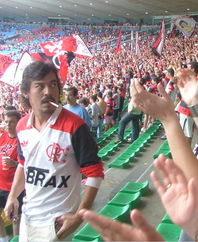 Arthur, me desculpa, mas não tenho palavras. Não porque as melhores
sempre foram as suas. É que o minuto de silêncio que o Maracanã fará
logo mais, já começou dentro de mim. Você partiu ao som de Jorge Ben. Vou ouvir, e se o telefone tocar novamente, não será você. Que pena.