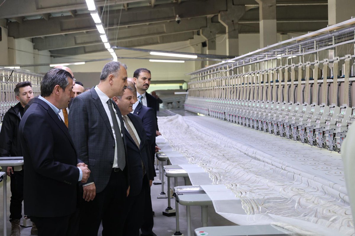 tcagrivaliligi's tweet photo. Valimiz Sayın Önder BOZKURT, bir dizi ziyaret ve incelemelerde bulunmak üzere Doğubayazıt ilçemizi ziyaret etti.

Ziyaret programı kapsamında, ilimizin istihdamına önemli katkılar sağlayan Aslanlar Doğupol Strafor Fabrikası’nı ziyaret eden Valimiz, üretim süreçleri hakkında yetkililerden bilgi alarak çalışanlarla bir araya geldi. Ardından Doğubayazıt Tekstilkent’te faaliyet gösteren firmaları ziyaret eden Valimiz, yürütülen çalışmalar ve istihdama yönelik faaliyetler hakkında değerlendirmelerde bulundu.

Program çerçevesinde İlçe Özel İdaresi şantiyesinde de incelemelerde bulunan Valimiz, devam eden çalışmaların son durumu hakkında bilgi alarak sahadaki faaliyetleri yerinde değerlendirdi.

Eğitim yatırımlarına da özel önem veren Valimiz, hayırsever iş insanı hemşehrimiz İbrahim ÇEÇEN tarafından yaptırılan Turizm ve Otelcilik Uygulama Lisesi inşaat alanında incelemelerde bulunarak projenin ilerleyişine ilişkin yetkililerden bilgi aldı. Valimiz, eğitim alanında gerçekleştirdiği kıymetli yatırımlar ve gençlerimizin geleceğine sunduğu katkılar dolayısıyla İbrahim ÇEÇEN’in örnek teşkil eden hayırseverliğine vurgu yaparak, bu anlamlı desteklerin ilimizin eğitim altyapısına büyük güç kattığını ifade etti.

Ziyaret kapsamında ayrıca, yapılması planlanan Doğubayazıt Dağcılık Müzesi ile ilgili alanda incelemelerde bulunularak projenin detayları ele alındı. Valimiz, ilçenin turizm potansiyelini artıracak bu tür yatırımların büyük önem taşıdığını vurguladı.

Gerçekleştirilen ziyaret ve incelemelerle, Doğubayazıt’ın ekonomik, turistik ve eğitim alanındaki gelişimine katkı sunacak çalışmalar kapsamlı şekilde değerlendirildi.