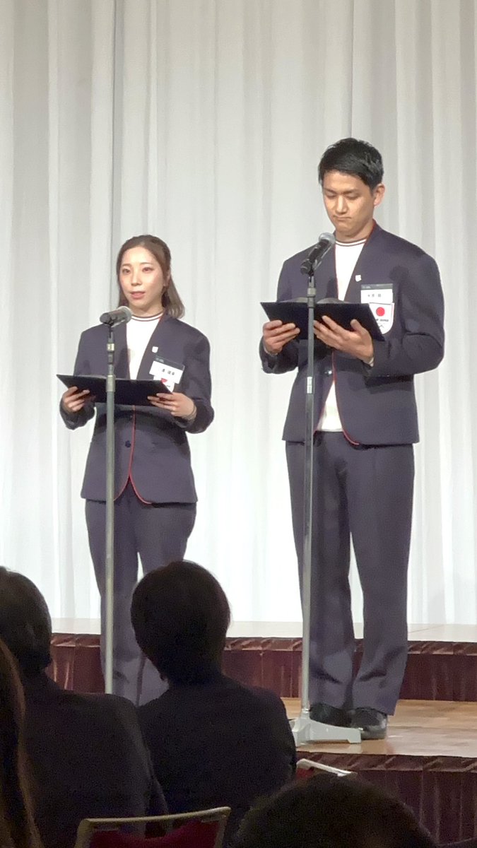 JSF祝賀会にて功労者表彰があり、スピードスケートの高木さん、我らがフィギュアスケート⛸️からは、坂本花織さん、りくりゅうこと三浦璃来さん、木原龍一さんの４人の選手が受賞されました。
最後に受賞者を代表して、りくりゅうのお二人からご挨拶がありました。