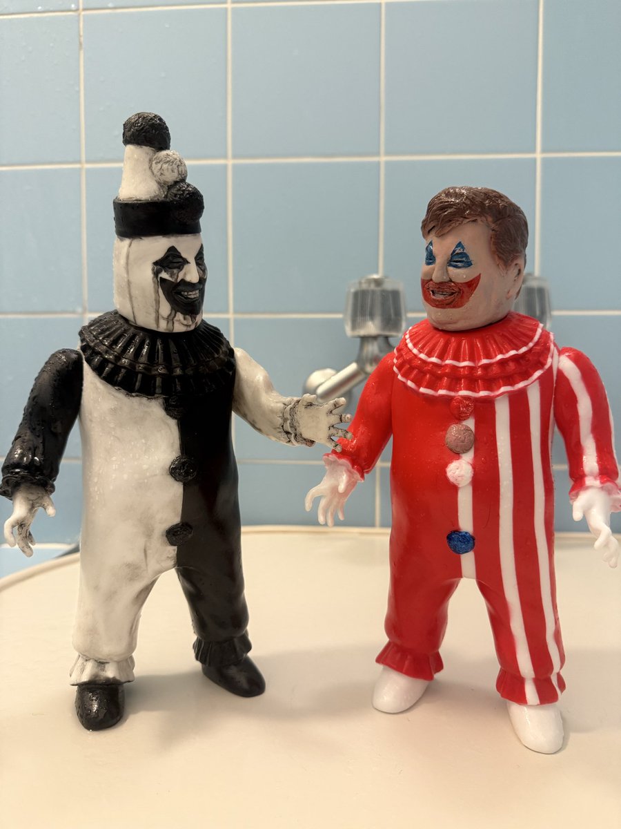 もうひとりの自分が泣いている
もうひとりは笑っている
どっちが本心なのかわからなくなる

闇玩具は深い
妄想や自己暗示に没入出来るんだよ

#暗黒エンターテイメント 
#風呂とソフビ