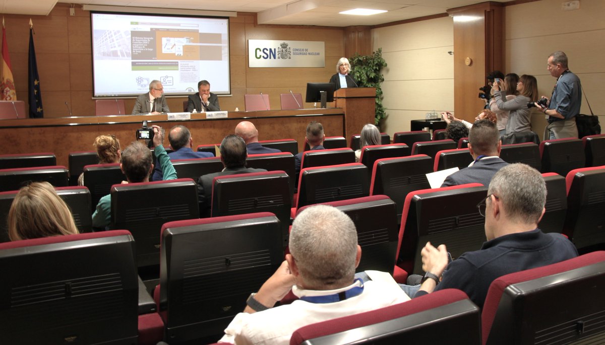CSN_es's tweet photo. 👩‍💼👨‍💼Jornada de trabajo en el #CSN junto a @AMAC_municipios con medios de comunicación.

 📝 El foco: la importancia de ofrecer información rigurosa, contextualizada y contrastada sobre la seguridad nuclear y la protección radiológica. #Transparencia

📋https://t.co/3wRdtlixN2 https://t.co/uIpNOGyOSg