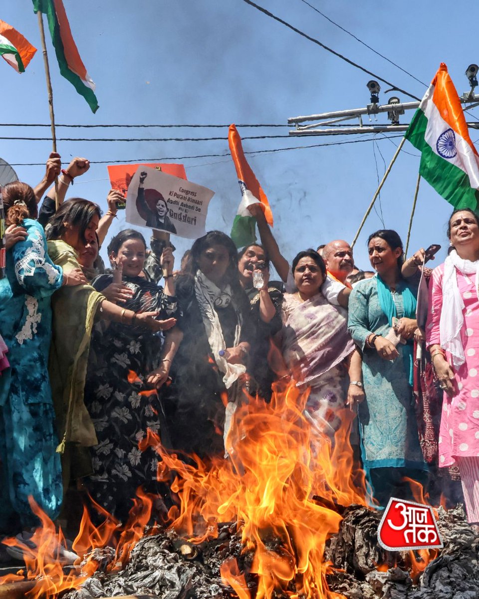 aajtak's tweet image. जम्मू में बीजेपी नेताओं और कार्यकर्ताओं ने ‘नारी शक्ति वंदन अधिनियम’ के समर्थन में कांग्रेस के खिलाफ प्रदर्शन किया. इस दौरान कांग्रेस कार्यालय के बाहर पुतला जलाकर विरोध जताया गया.

#Jammu #BJPProtest #NariShaktiVandan #WomenReservation #CongressVsBJP #ATPhotoblog #AajTakSocial