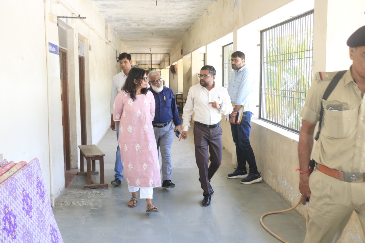 collectorcu's tweet image. બોડેલી નગરપાલિકા ચૂંટણી માટે જિલ્લા કલેક્ટર ગાર્ગી જૈન દ્વારા મતદાન મથકો, તાલીમ, ટપાલ મતપત્ર કેન્દ્ર, સ્ટ્રોંગ રૂમ તથા મતગણતરી કેન્દ્રની સમીક્ષા કરવામાં આવી. સુરક્ષિત અને સુચારુ પ્રક્રિયા માટે સૂચનાઓ અપાઈ. નિષ્પક્ષ ચૂંટણી માટે પ્રતિબદ્ધ.

@CMOGuj @InfoGujarat

#Election2026 #Vote