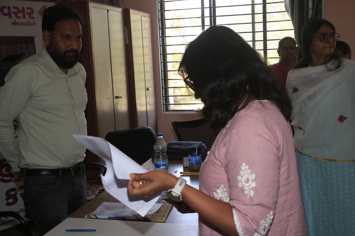 collectorcu's tweet image. બોડેલી નગરપાલિકા ચૂંટણી માટે જિલ્લા કલેક્ટર ગાર્ગી જૈન દ્વારા મતદાન મથકો, તાલીમ, ટપાલ મતપત્ર કેન્દ્ર, સ્ટ્રોંગ રૂમ તથા મતગણતરી કેન્દ્રની સમીક્ષા કરવામાં આવી. સુરક્ષિત અને સુચારુ પ્રક્રિયા માટે સૂચનાઓ અપાઈ. નિષ્પક્ષ ચૂંટણી માટે પ્રતિબદ્ધ.

@CMOGuj @InfoGujarat

#Election2026 #Vote