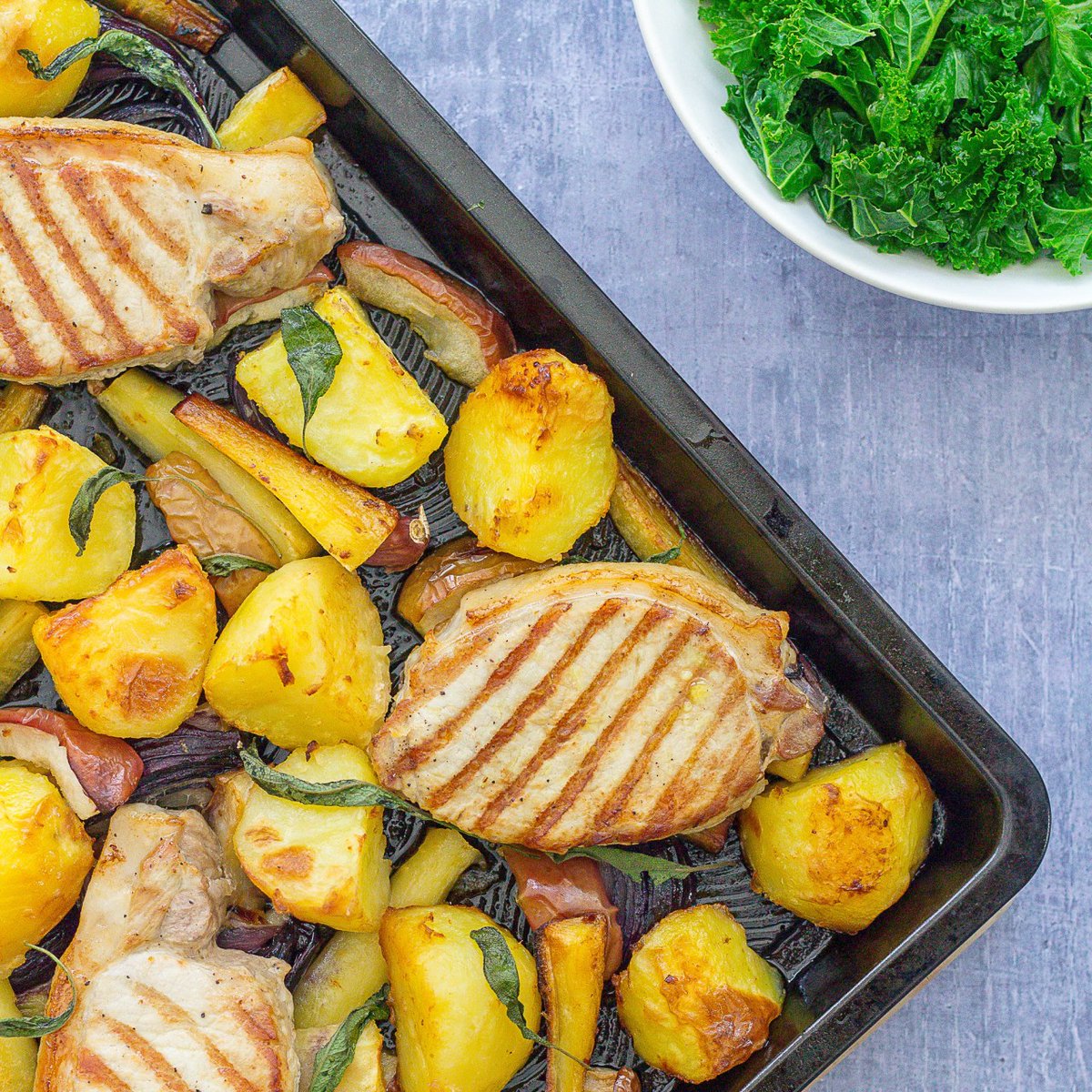 easypeasyfoodie's tweet image. A pork roast dinner in traybake form! Delicious pork chops cook on top of roast potatoes, parsnips and apple with crispy sage and caramelised onions for a weeknight treat that is ready in under 1 hour.

RECIPE &amp;gt;&amp;gt;&amp;gt; bit.ly/3IGnQuI

#pork #porktraybake #easypeasyfoodie