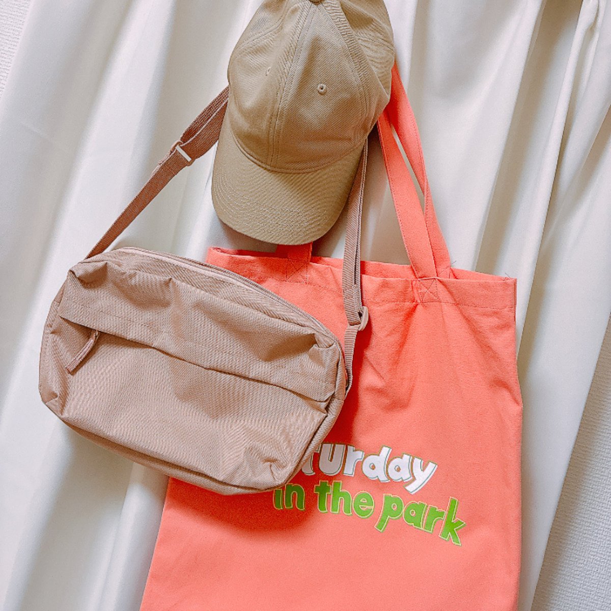 yachildren's tweet photo. これでいつでも、Saturday in the parkへ✨
ららアリーナで買ったトートバッグ持って、無印行ったらこのポシェットとキャップがピッタリで、衝動買い😂

#MrChildren https://t.co/mx5RvF4HpH
