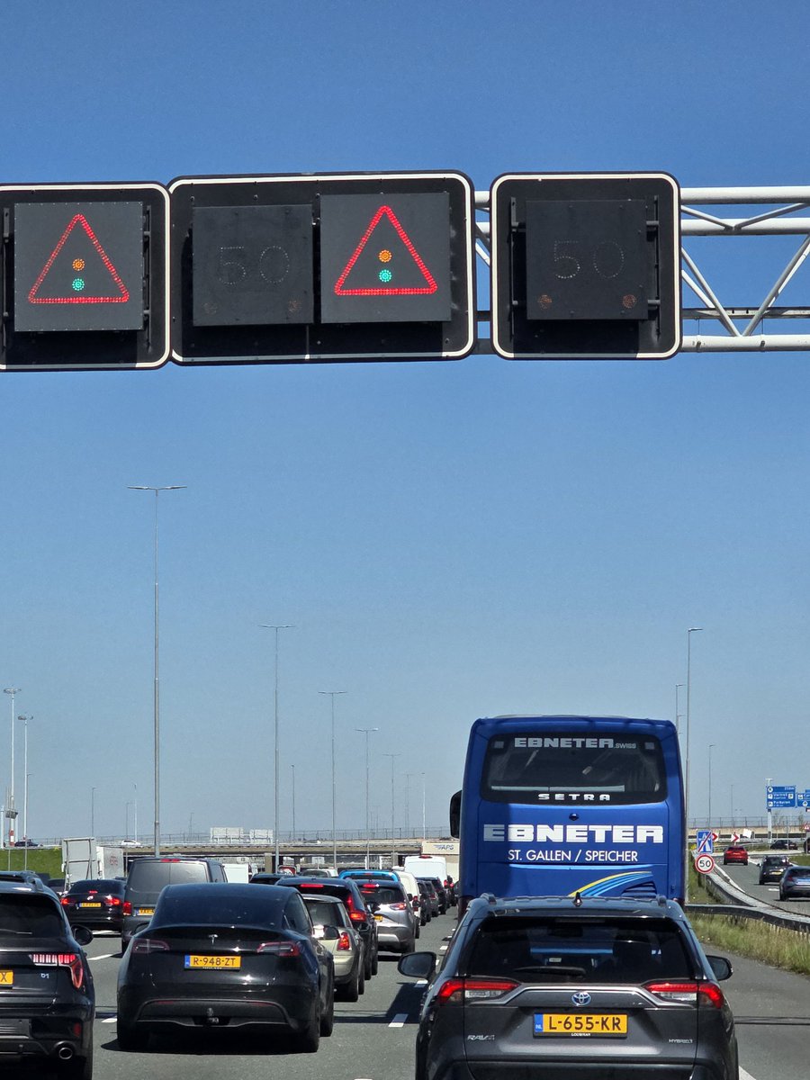 Sjanic's tweet image. En dan sta je stil voor de Schipholtunnel riching Amsterdam
#file #A4