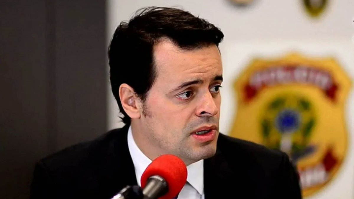 A CASA CAIU? 🚨🇧🇷

Coincidência ou método? O delegado Marcelo Ivo, expulso dos EUA, foi justamente quem mirou Filipe Martins. Agora, o jogo virou: ele será investigado e o "ajuste" nos registros de viagem pode vir à tona.

E o papel de Fabio Shor nessa engrenagem? A verdade está