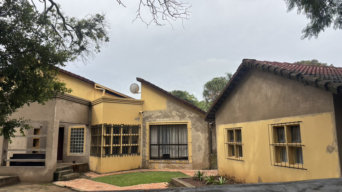 Flora Monama tweet media