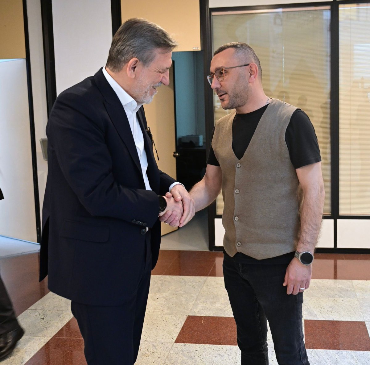 ibrahim_Burkay's tweet photo. Meslek komitelerimizle güçlü bir iletişim içerisinde sektörel gelişmeleri yakından takip ediyor, çözüm odaklı çalışmalar yürütüyoruz. Bugün Bursa Ticaret ve Sanayi Odası Yolcu ve Servis Taşımacılığı Meslek Komitesi üyelerimizle bir araya gelerek sektörümüzdeki güncel konuları değerlendirme imkanı bulduk. 

Sektör temsilcilerimizin de katıldığı toplantıda haksız rekabetin önlenmesi, denetim süreçleri, bürokratik işlemlerin sadeleştirilmesi ve dijital dönüşümün hızlandırılması gibi önemli başlıkları ele aldık. Valiliğimiz, Bursa Büyükşehir Belediyesi, Bursa Servis Aracı İşletmecileri ve Halk Otobüsçüleri Odası ve ilgili paydaşların katkılarıyla karşılaşılan sorunların daha sağlıklı ve kalıcı çözümlerle sonuçlanacağına inanıyorum. 

Bu süreçteki değerli gayretleri için Komite Başkanımız Hasan Uz başta olmak üzere meclis ve komite üyelerimize teşekkür ediyorum.