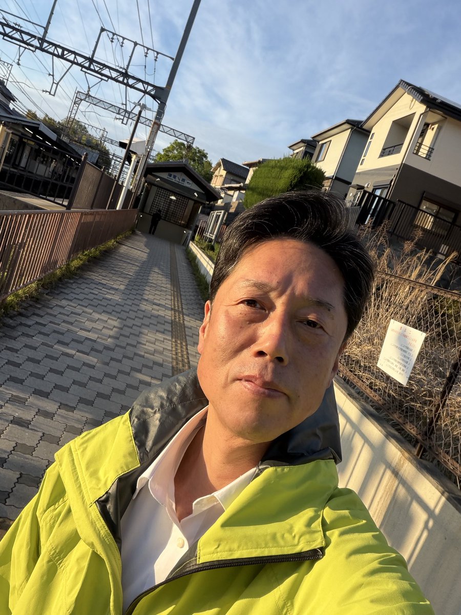 masataka8168's tweet photo. 皆さん、今日も一日お疲れ様でした。
今朝は、地元近鉄西ノ京駅頭で朝のご挨拶。
夕方は、近鉄学園前駅頭にて、広報活動をさせて頂きました。
沢山の方々に、チラシを受け取って頂き、ありがとうございました。
#やなぎだ昌孝
#日本維新の会
#奈良市
#西ノ京 https://t.co/ZLvghXAA7X