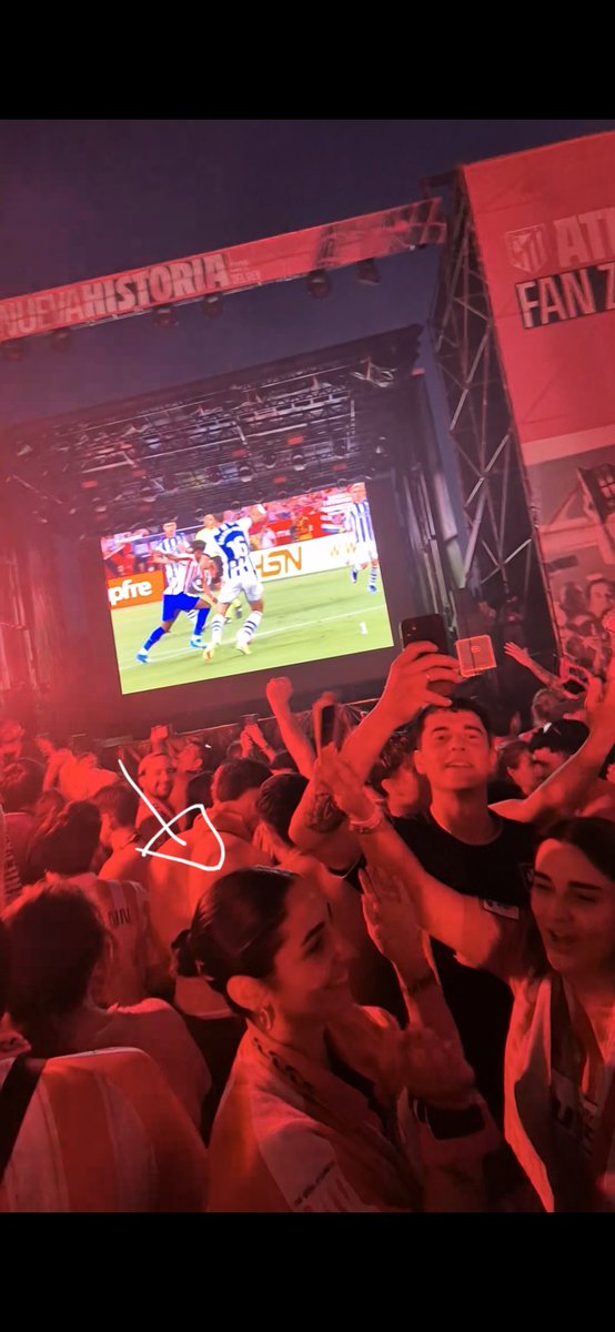 🔴🙏 Atleticos necesito vuestra ayuda, necesito encontrar a esta chica, la tenía delante en la fan zone, célebre los goles con ella y tal como acabó partido cada unos se fue por su lado. Si podéis compartir para poder encontrarla o que le llegue.

Atentamente el chico de la gorra