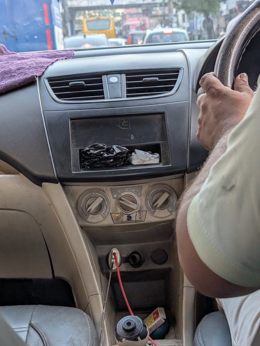 axde24's tweet photo. Uber premium in Kolkata. What a rip off @Uber @Uber_Support @Uber_India. To all people of Kolkata, stop booking Uber Premium. https://t.co/xhjMm6piL9