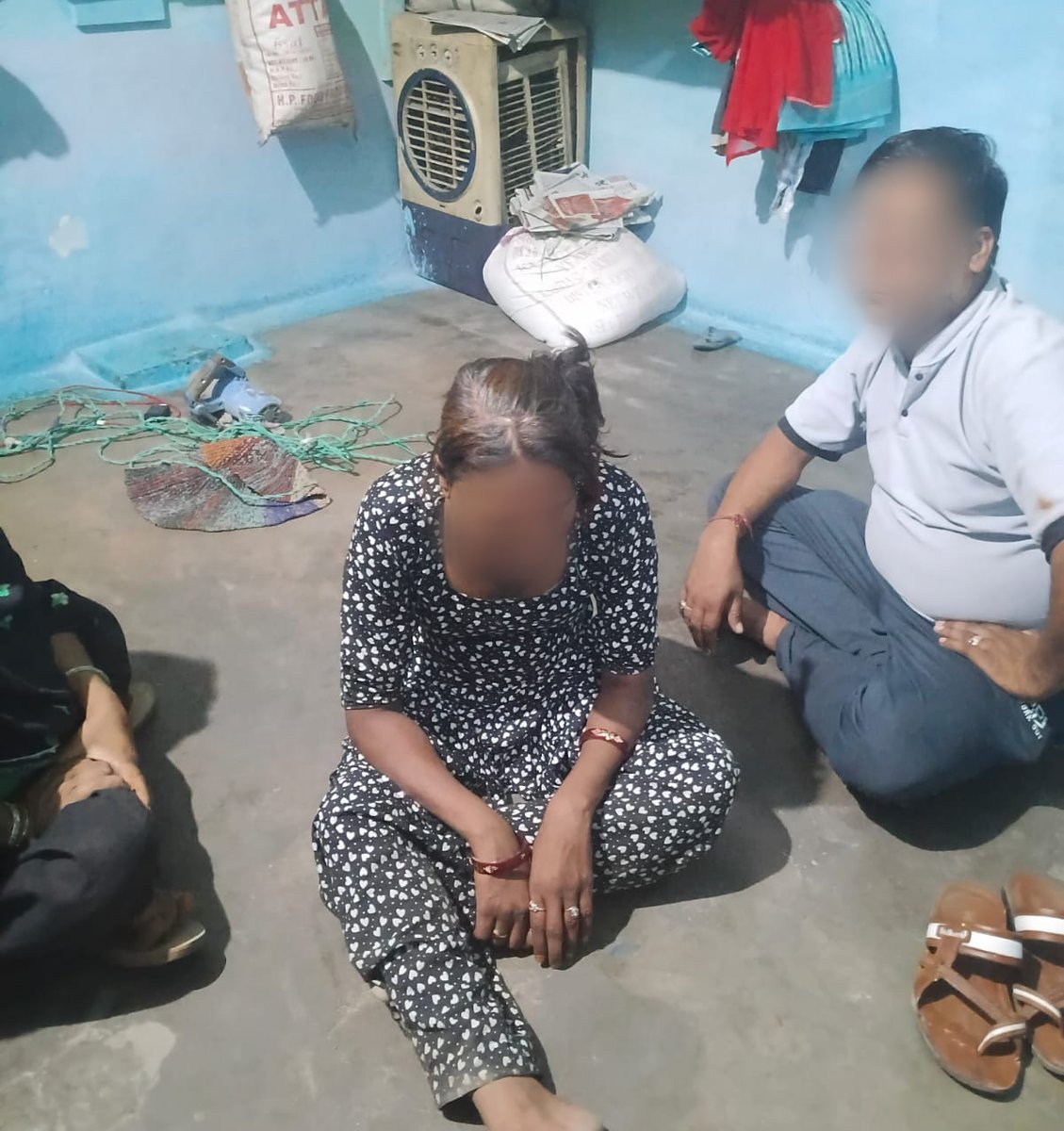 Dial112MP's tweet image. #SAGAR के थाना मोतीनगर क्षेत्र में अज्ञातकारणों से अवसादग्रस्त 30 वर्षीय महिला ने आत्महत्या के उद्देश्य से फाँसी लगाने का किया प्रयास,  डायल 112 जवानों ने समय रहते त्वरित कार्यवाही  कर महिला की बचाई जान। 
#DIAL112MP #MPPOLICE  @SPSagarmp