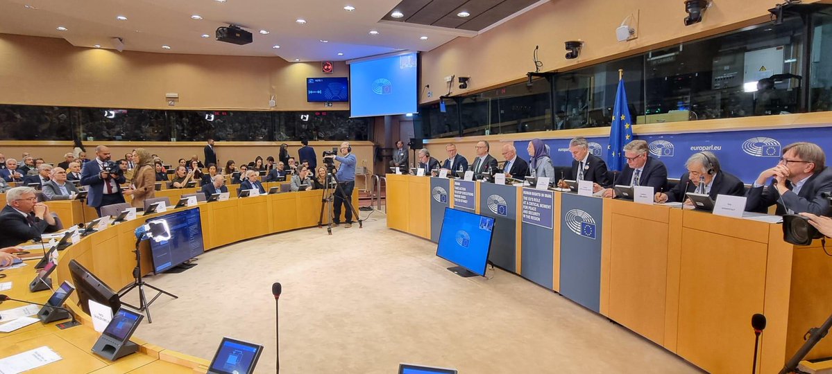 Rajavi_Iran_A's tweet image. لقد دفع نظام الملالي بإيران نحو الكارثة، وزعزع أركان السلم والأمن الإقليمي والدولي. إن الرد على هذا النظام لا يكمن في سياسة الاسترضاء ولا في الحرب الخارجية.
الرد، كما كررتُ مراراً، هو الانتفاضة المنظمة وجيش التحرير.
#FreeIran10PointPlan