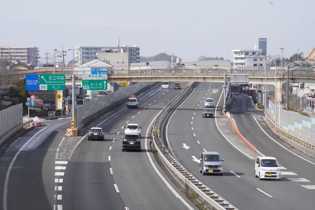 なげこみ tweet media