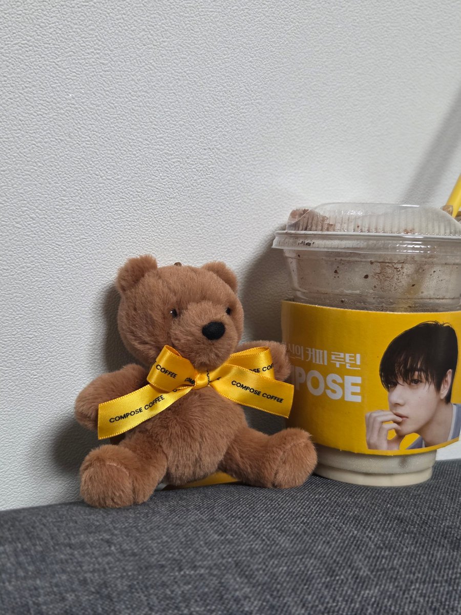 오예!  퇴근하자마자
컴포즈커피 달려가서 예약한 
뷔곰 겟.
너티크림라떼 드세요.
너무 맛있어서 눈 커짐👀