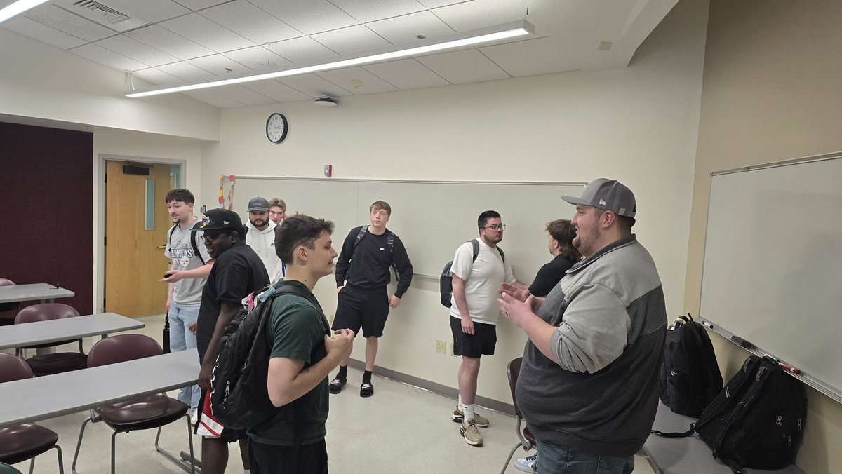 BigEOnAirWI's tweet photo. Yesterday was a cool personal moment: invited back to @uwgb w/ @Noah_Hanstedt to speak to COMM 390 on sports media &amp; our GB/pro experiences.

I don't do this full time, it's a passion project. Telling my story was a privilege. Thx to @jjspride (leader of @UWGB4E) for the invite! https://t.co/gpzTxg9TLT
