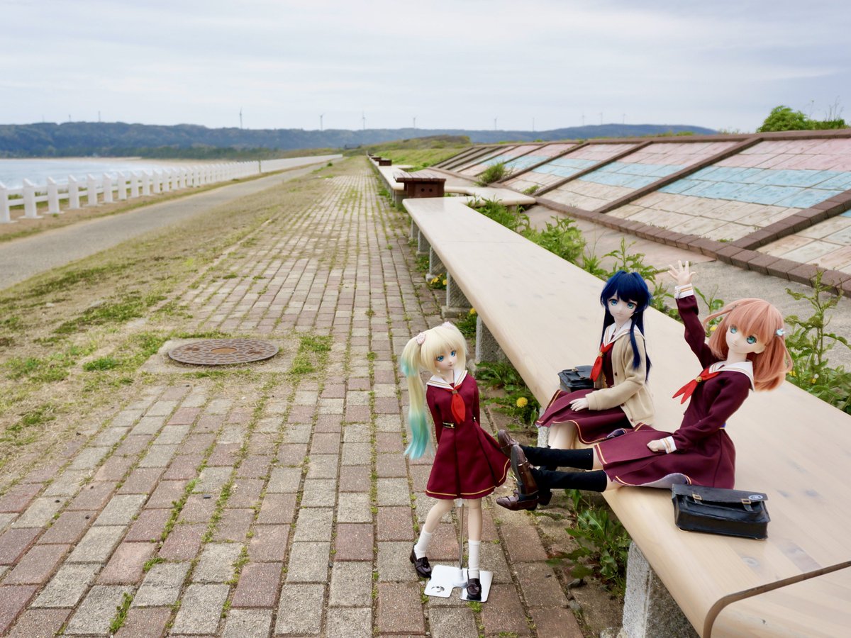 能登の空に、会いに行こう！

ぎめいさんよりぜひ撮りたいとのご提案あって試みた、蓮ノ三蓮華ドールによる再現
世界一長いベンチ、道の駅とぎ海街道さんに伺いました♪