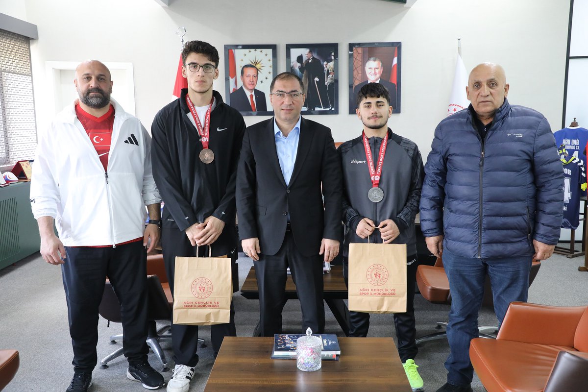 GSB_Agri's tweet photo. İl Müdürümüz Ahmet Çelebi, Bursa’da düzenlenen Genç Erkekler ve Kadınlar Türkiye Ferdi Boks Şampiyonası’nda göğsümüzü kabartan sporcularımızı makamında ağırlayarak tebrik etti.

Detaylar⤵️

https://t.co/c5MwfRChct https://t.co/k2EJ5DPRLw