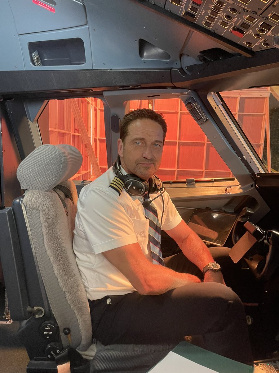 Combat_learjet's tweet image. Let  of questions on my last post with @GerardButler   

Back in 2020 I was hired to work on the set of  “Plane” as a "Pilot/aviation" consultant.  The filmed was shot in Puerto Rico over a 7-8 week span. The aircraft used for the cockpit footage was an old Airbus 319/320 put on