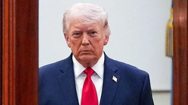 telesurenglish's tweet image. #UnitedStates | The BBC reported that unusual trading has repeatedly occurred in financial markets ahead of major public statements by U.S. President Donald Trump during his second term, raising concerns over possible insider trading.
telesurenglish.net/trumps-war-mes…