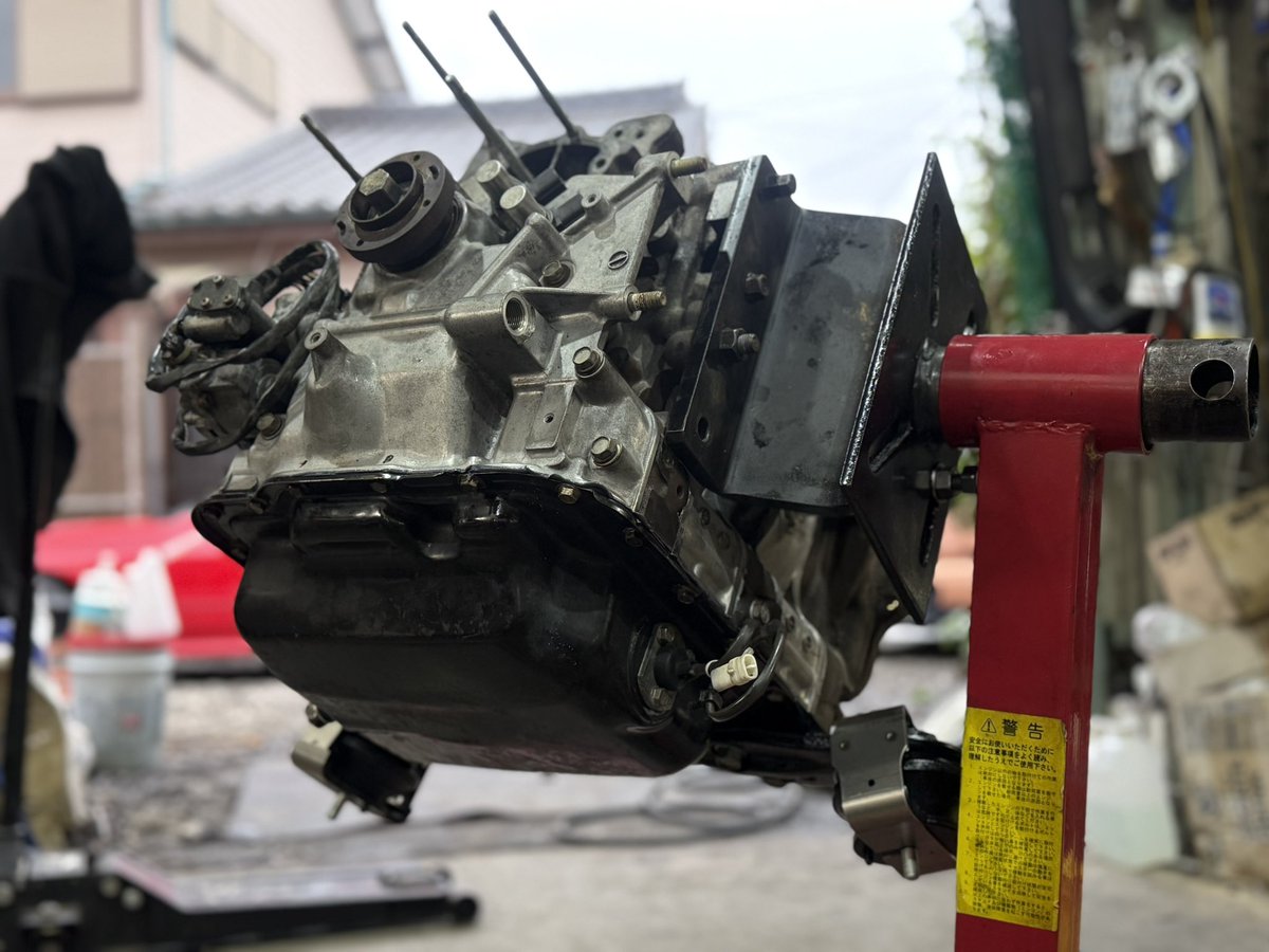 reimc221's tweet photo. FDエンジン製作。
先輩の亡きお父様が組んだエンジン。
とても車好きなとても面白いお父様だったとの事。

載せるなら一回バラして点検してくれということとサイドポートを組んでみたかったというお父様の言う通り、組み直してポート研磨を実施。

お父様が書かれた文字もそのままで。 https://t.co/07gC3vJfi8