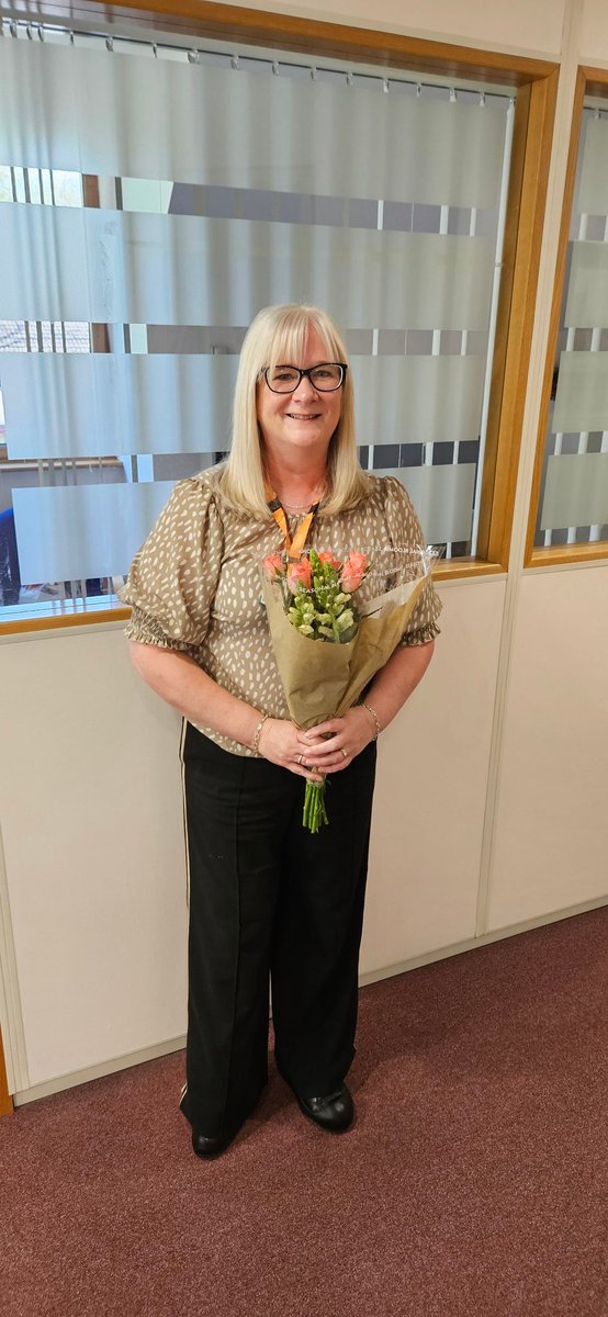 MacmillanTraff's tweet photo. Today is Administrative Professionals Day. This is Julie, Business Support Administrator for the Trafford Community Macmillan Team. Julie is always ready and waiting with a friendly voice. Thank you for all you do today and every day, Julie 💚 @TraffordLCO @MQmentalhealth https://t.co/p0KoPYQRFv