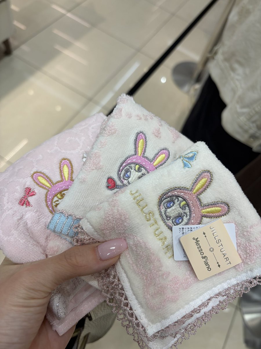 お仕事前にハンドタオル
買いに行ってきた☺️🛍️
可愛い♡
大事に使う🙈

本日も一日お疲れさまでした✨