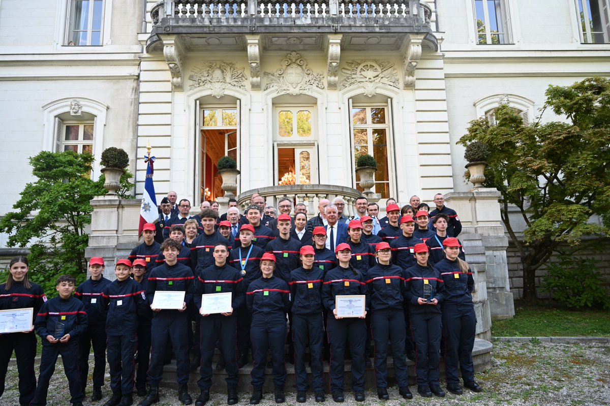 Prefet74's tweet image. Hayat SLIMANI, sous-préfète a participé en préfecture à la remise des prix de l'engagement citoyen à des jeunes sapeurs-pompiers. Ce prix récompense les actions méritantes individuelles ou collectives. #ANONM @udsp74 #UtilesAuxAutres #Protection #engagement #valeurs #JSP
