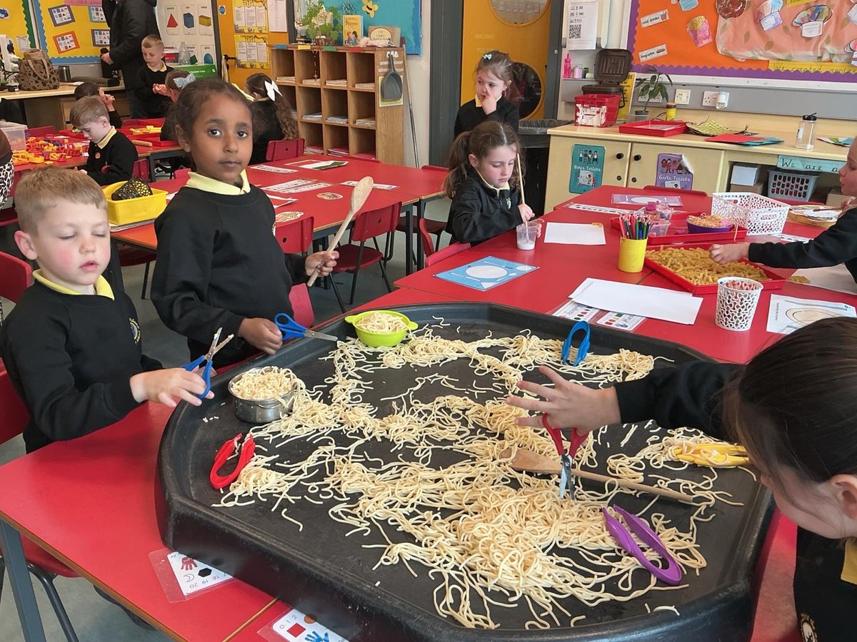ctrps1's tweet image. Miss Galbraith’s P2 class had a fantastic time exploring Italian food this week as part of their “Eating Out” topic 🇮🇹🍕🍝

From learning about pizza and pasta to getting creative making floating gondolas, it was fun all around! 🚤✨ #LearningIsFun #ItalianFood
