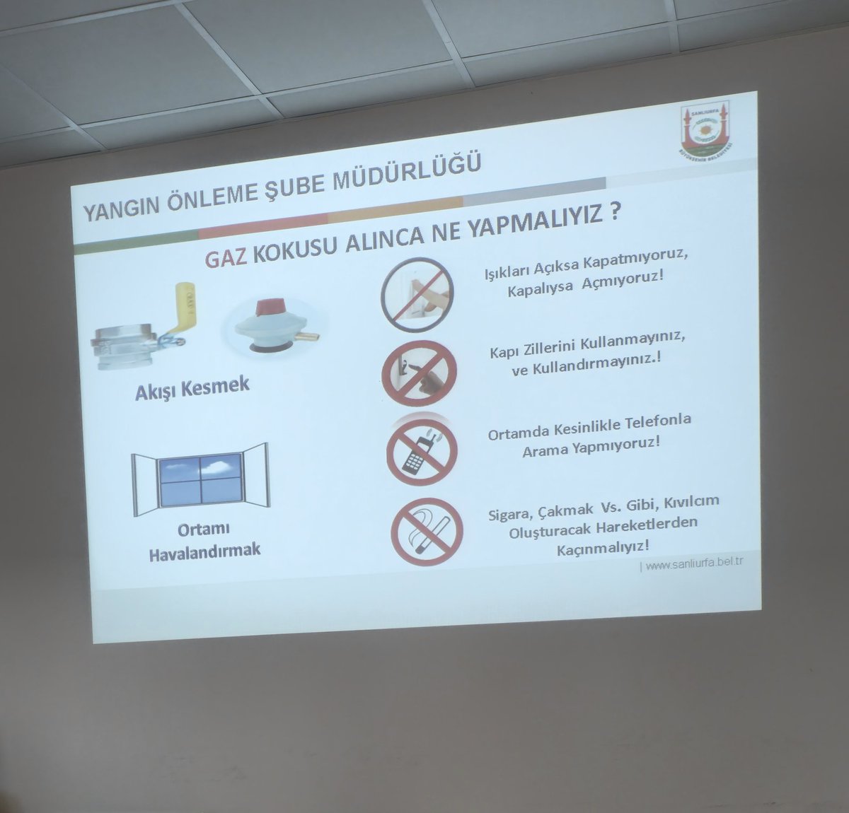 harranisletme's tweet photo. İşletme Bölümü Öğretim Elemanları ve Öğrencileri Yangın Güvenliği Eğitimine Katıldılar.

İşletme Bölüm Başkanımız Prof.Dr. Baran Arslan, bölüm öğretim elemanlarımız ve öğrencilerimizin katıldığı eğitimde İtfaiye Daire Başkanlığı tarafından sunum yapıldı.

https://t.co/aom4D2JM1c https://t.co/aE6exrSHxk