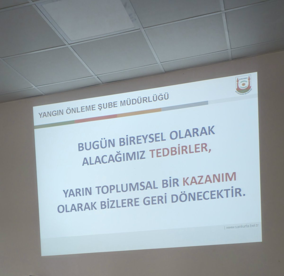 harranisletme's tweet photo. İşletme Bölümü Öğretim Elemanları ve Öğrencileri Yangın Güvenliği Eğitimine Katıldılar.

İşletme Bölüm Başkanımız Prof.Dr. Baran Arslan, bölüm öğretim elemanlarımız ve öğrencilerimizin katıldığı eğitimde İtfaiye Daire Başkanlığı tarafından sunum yapıldı.

https://t.co/aom4D2JM1c https://t.co/aE6exrSHxk